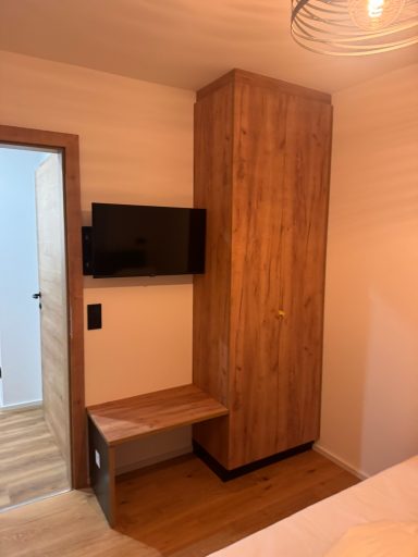 Kleiderschrank & Fernseher im Schlafzimmer